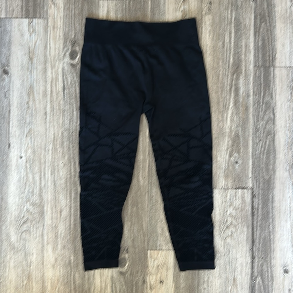 Fabletics Seamless Mid-Rise Statement Capri Size … - image 3